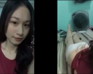 Em gái xinh show hàng trên gác lửng