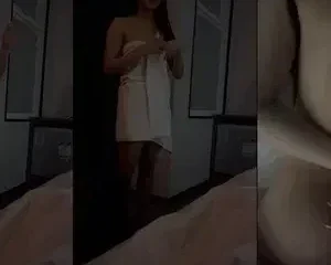 Em vừa tắm người chưa kịp khô anh đã kéo vào doggy luôn